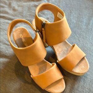 Toms Tan Block Heel Sandals
